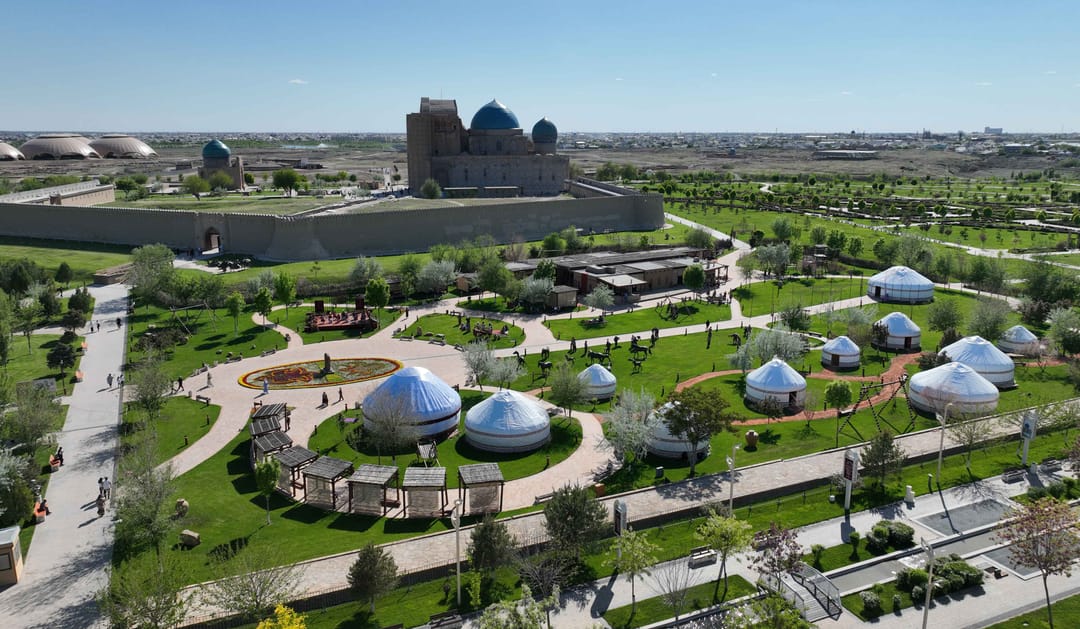 Gurbangulı Berdimuhamedov, Kazakistan'daki Etnoaul ulusal ve kültürel kompleksi ile Türkistan Ziyaretçi Merkezi’ni ziyaret etti