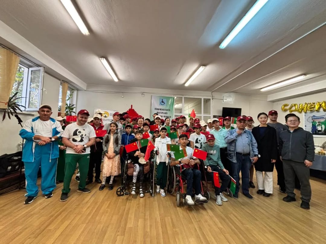 Çin'in Türkmenistan Büyükelçiliği, özel çocuklara masa tenisi masası bağışladı