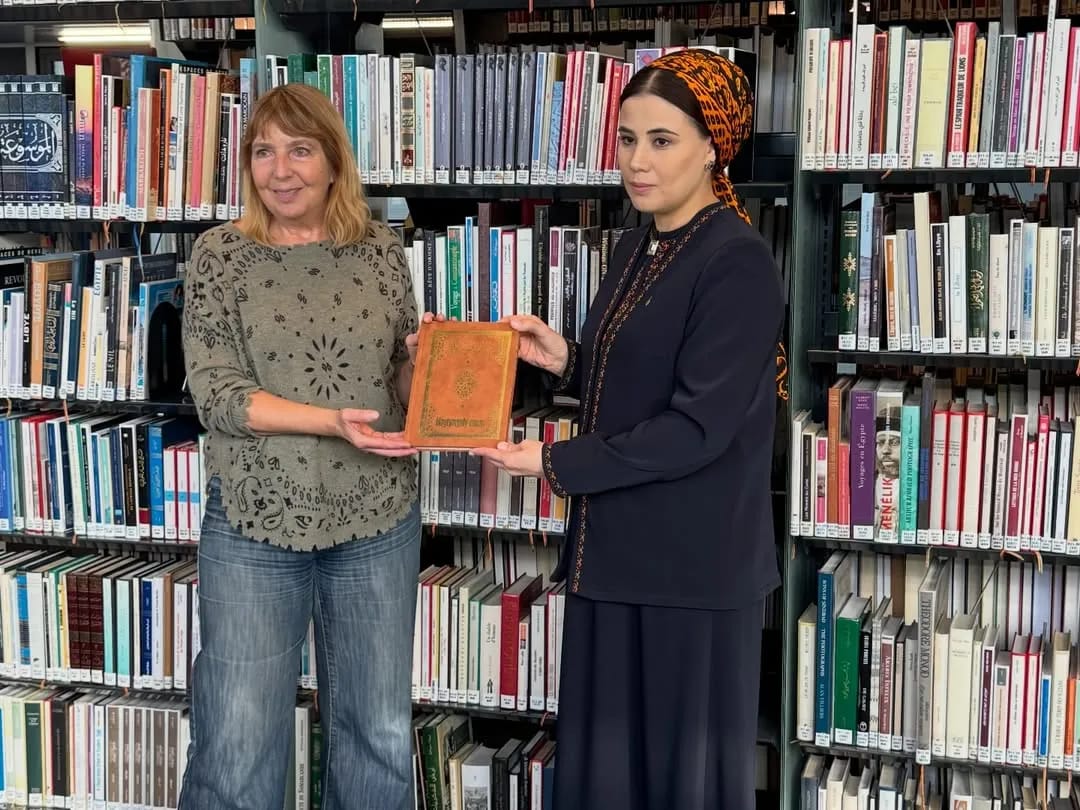 Türkmenistan, Paris'teki Arap Dünya Enstitüsü'ne Mağtımgulı’nın nadir baskılarını hediye etti