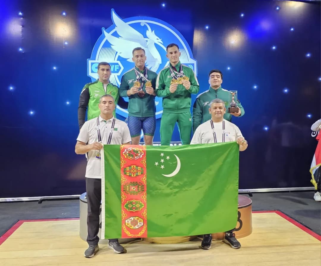 Туркменские тяжелоатлеты завоевали 12 медалей на турнире Fajr Cup в Тегеране