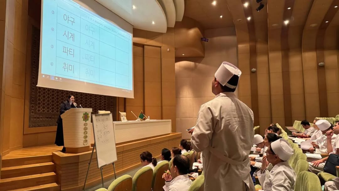 Türkmen lukmanlary koreý halk lukmançylygy öwrenmek üçin koreý dilini özleşdirýärler