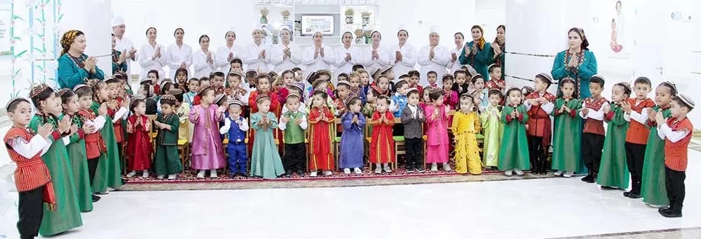 Körpelere baýramçylyk süýjülikleri gowşuryldy