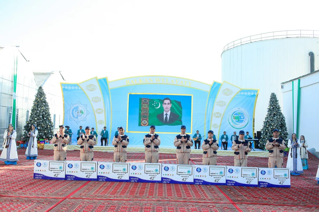 Balkan we Mary welaýatlarynda gök önümleri ösdürip ýetişdirýän täze ýyladyşhanalar açyldy