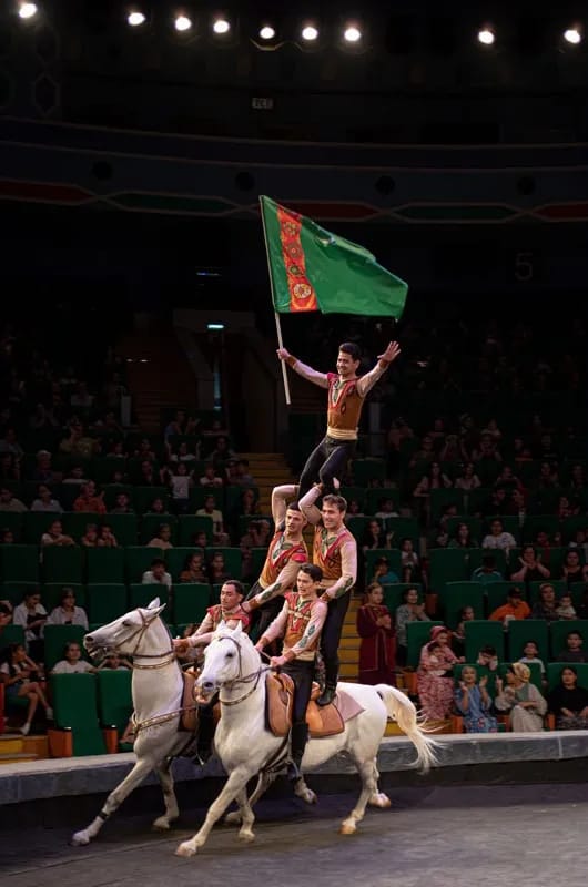 Türkmenistanyň Döwlet sirkinde «Ganatly bedewler» atly Täze ýyl maksatnamasy görkezildi
