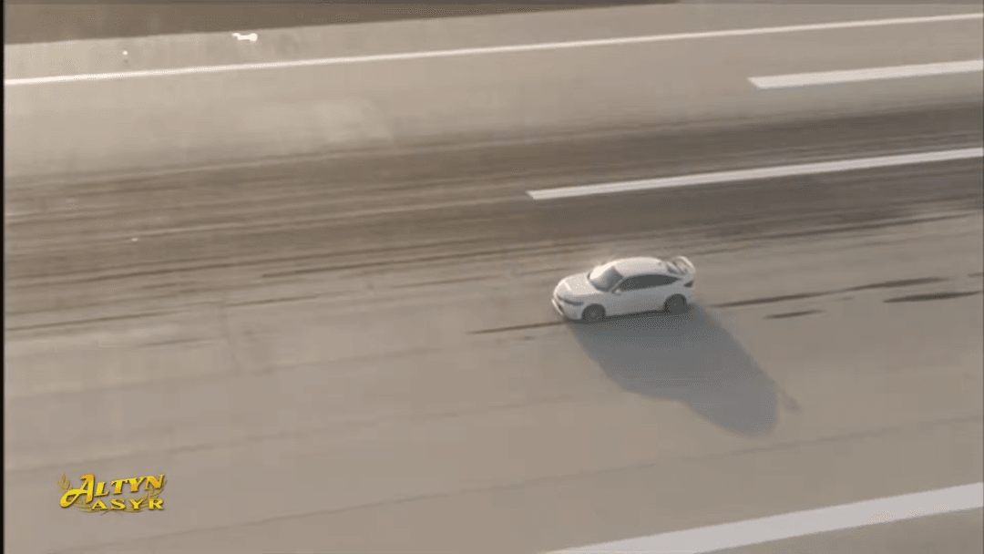 Türkmen halkynyň Milli Lideri ýokary tizlikli sport awtoulagyny dolandyrdy