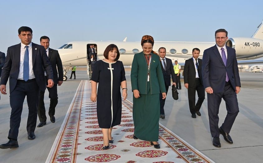 Azerbaycan Meclis Başkanı, BM Konferansı için Türkmenistan'a geldi