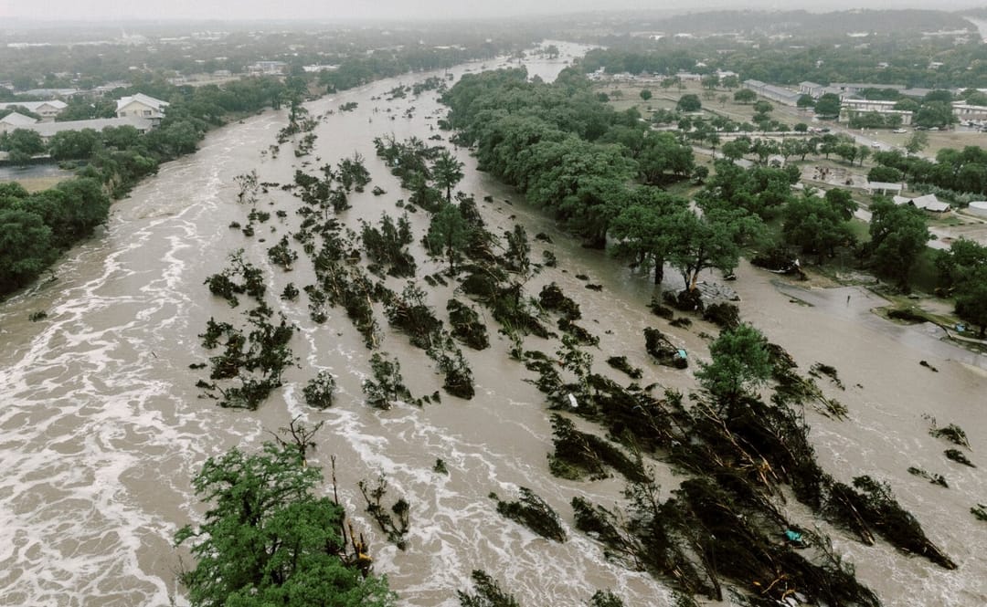 Трамп объявил чрезвычайное положение в Техасе из-за смертоносного наводнения