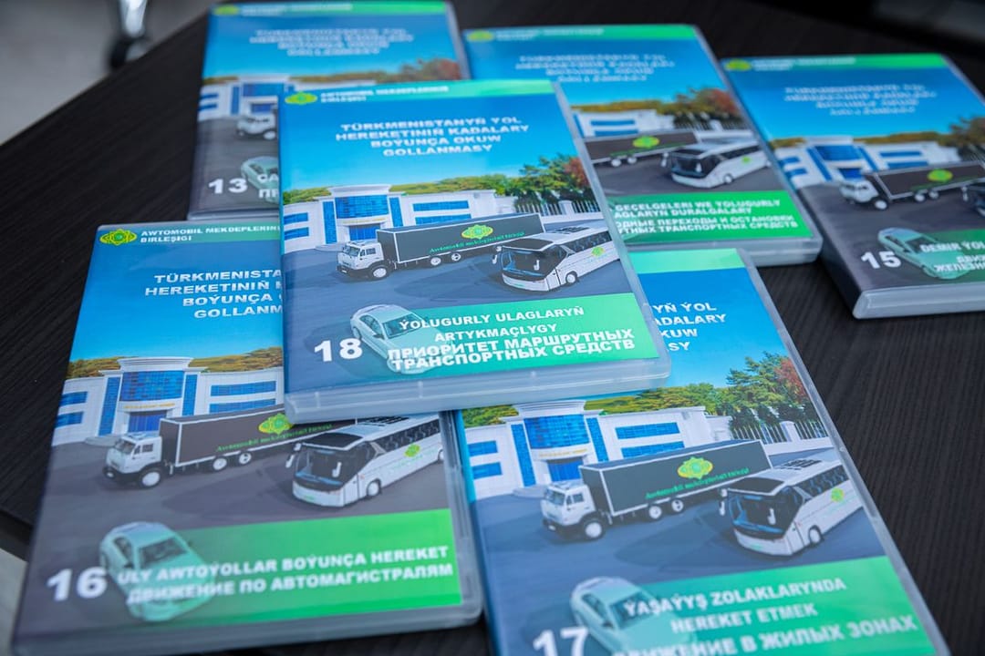 Объединение автомобильных школ представило первые в Туркменистане 3D-видеоуроки ПДД