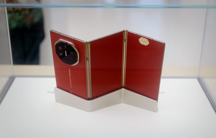 Dünyanın ilk üçe katlanabilir telefonu olan Huawei Mate XT, küresel olarak piyasaya sürüldü