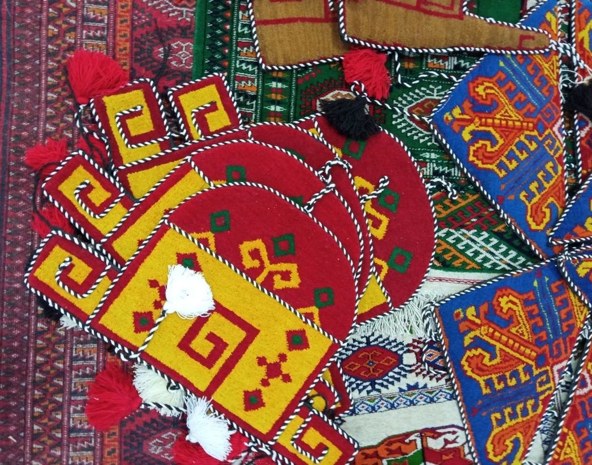 Halaçly keşdeçiler sargyt esasynda elde milli sowgatlyklary taýýarlaýarlar