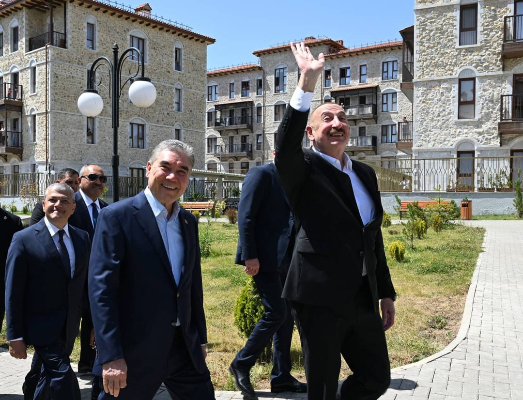 Gurbanguly Berdimuhammedow we Ilham Aliýew Şuşada gurlan ilkinji ýaşaýyş jaý toplumyna baryp gördüler