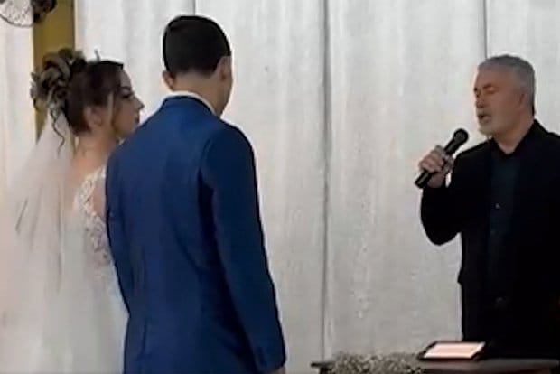 Öýlenýän ýigit toýda gelinligini görüp huşundan gitdi