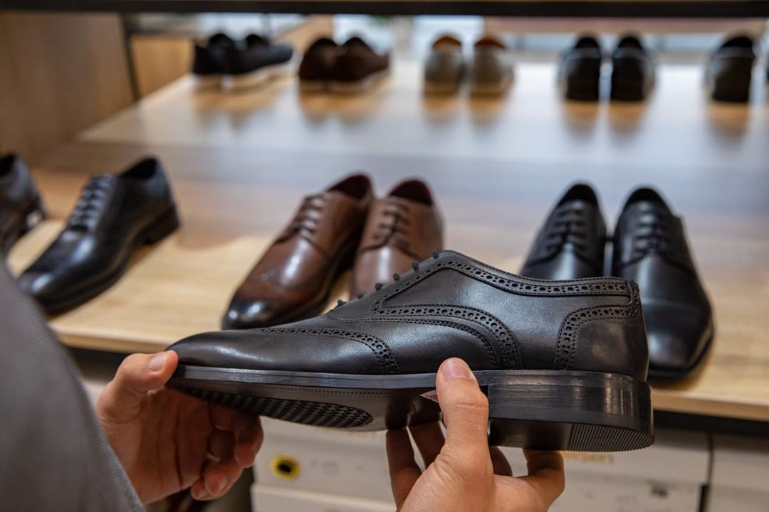 An unusual demonstration of the quality of shoes was held in the Röwşen aỳakgaplary store