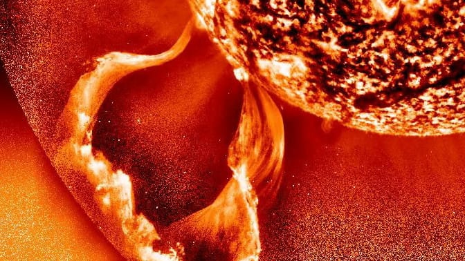 Солнце выбросило крупный протуберанец