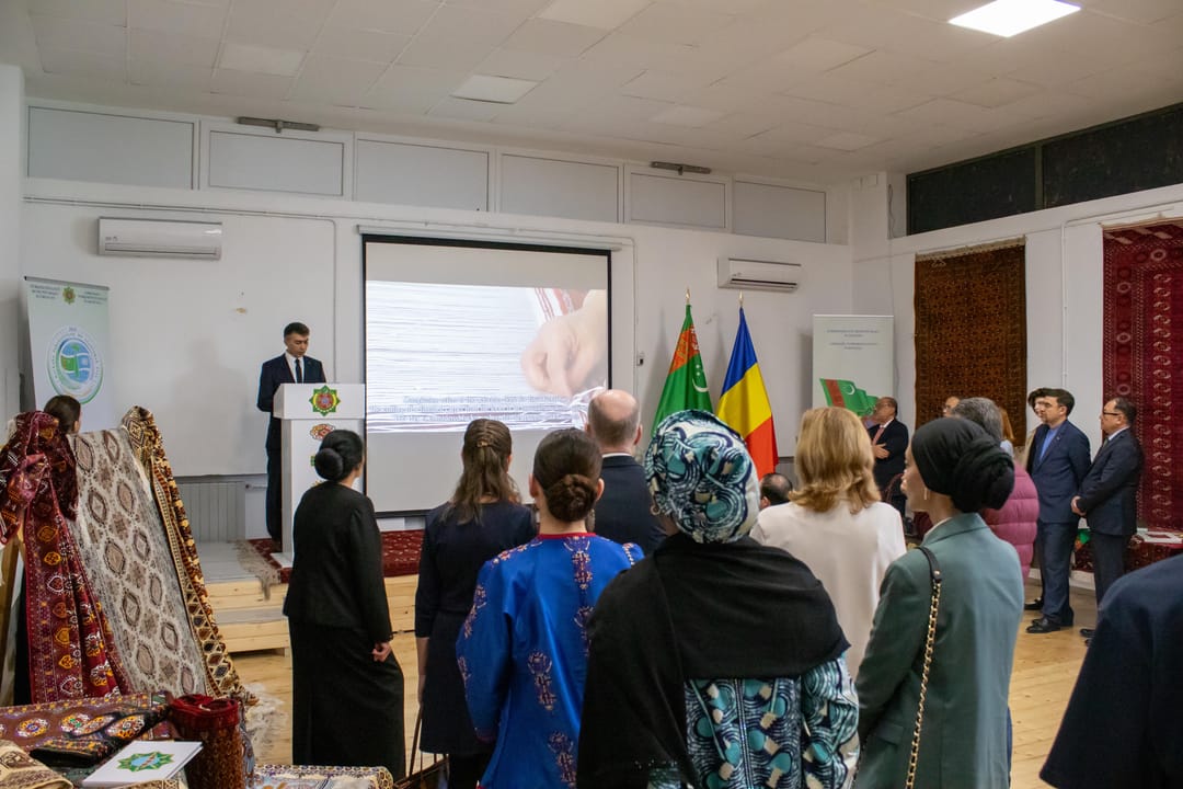 Buharestde türkmen halysyna bagyşlanan sergi açyldy