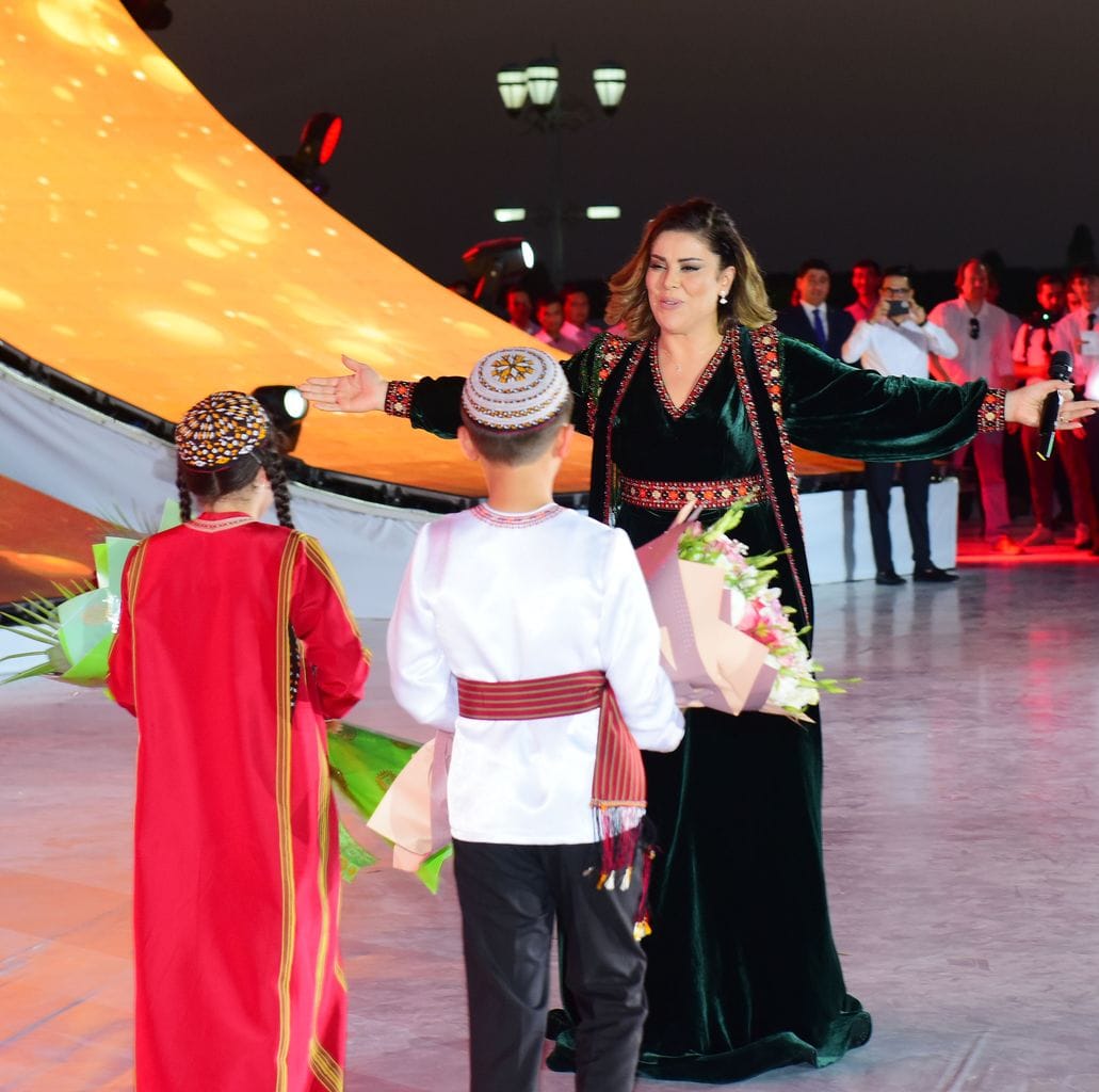 Tunisli aýdymçy Amani Swissi mähirli garşy alandygy üçin Türkmenistana minnetdarlyk bildirdi