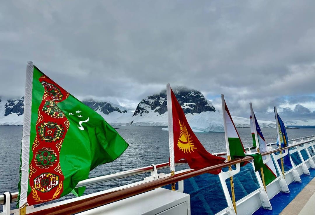 Tacik gezgin, Antarktika'nın en yüksek noktasına Türkmenistan bayrağını götürdü
