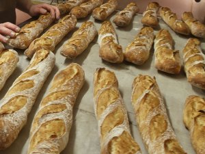 Fransız fırıncılar 140 metrelik dünyanın en uzun baget ekmeğini pişirdiler