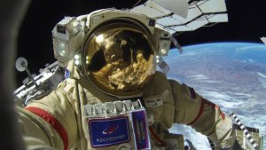 Oleg Kononenko açyk kosmosda selfi surata düşdi