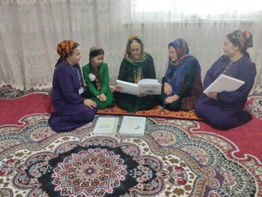 На востоке Туркменистана библиотекари доставляют книги на дом пенсионерам и инвалидам
