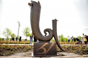 В Бишкеке появился памятник, посвященный букве «Ы»