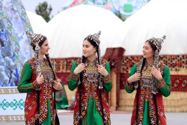 Лучшие самодеятельные художественные коллективы Туркменистана будут отмечаться званием «Народный»