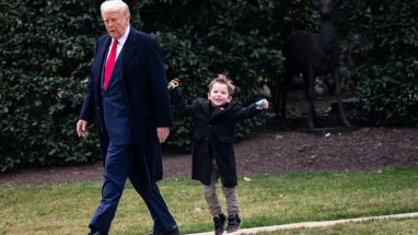Фотография сына Илона Маска с Трампом стала популярной в интернете