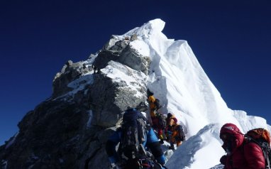 Nepal yönetimi, Everest'e tırmanış izninin ücretini 15 bin dolara çıkardı