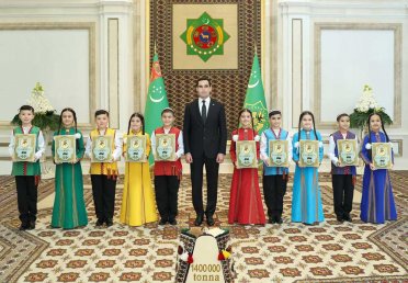 Türkmenistanyň Prezidentine ýurduň gallaçylarynyň adyndan haly sowgat berildi