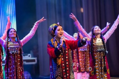«Galkynyş» tans topary hem-de Züleýha Kakaýewa «Kazandaky Gündogar bazary» festiwalynda çykyş etdiler
