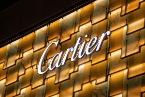 Из-за сбоя на сайте мужчин заплатил за серьги Cartier 28 долларов, вместо 28 тысяч
