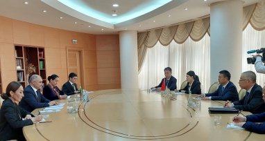Türkmenistan Dışişleri Bakanlığı'nda Gansu'dan bir heyetle toplantı yapıldı