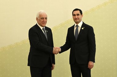 Президент Армении поздравил главу Туркменистана с 80-летием Победы