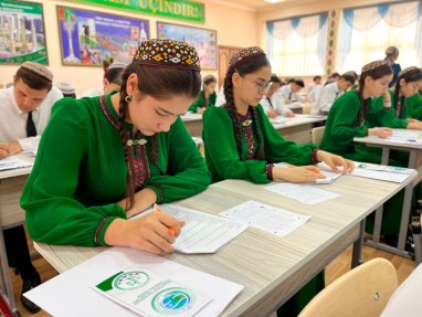 В Ашхабаде наградили победителей олимпиады по основам экономики среди старшеклассников