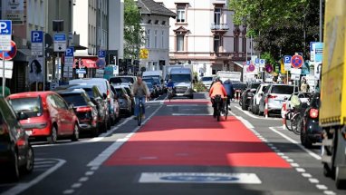 Frankfurt yetkilileri, 566 trafik işareti ile caddeyi engelli parkuru haline getirdi