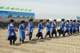 Фоторепортаж: в четырех велаятах Туркменистана приступили к севу хлопчатника