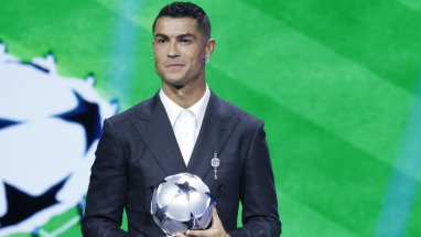 Cristiano Ronaldo, dünyada tüm sosyal mecralarda toplam 1 milyar takipçiye ulaşan ilk kişi oldu