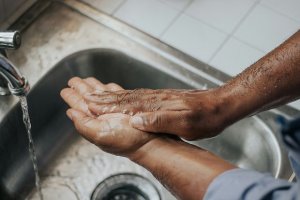 Lukman elleşmek arkaly geçýän howply keselleri sanady