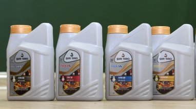 ES Asuda akym offers Şir Ýag motor oil in convenient one-liter packages