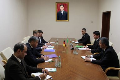 В Меджлисе Туркменистана прошла встреча с представителем Фонда Конрада Аденауэра