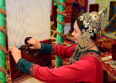 Türkmenistan halyçylyk kärhanalarynyň işini kämilleşdirýär