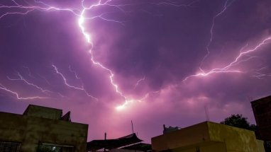Güney Asya’da etkili olan şiddetli yağışlar sebebiyle Hindistan’da en az 84 kişi, Nepal’de ise en az sekiz kişi hayatını kaybetti