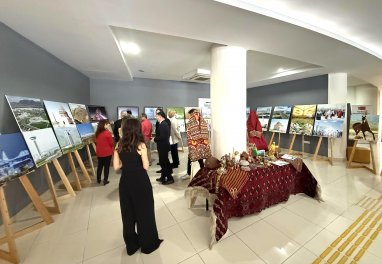 В турецкой Алании открылась фотовыставка к 30-летию нейтралитета Туркменистана 