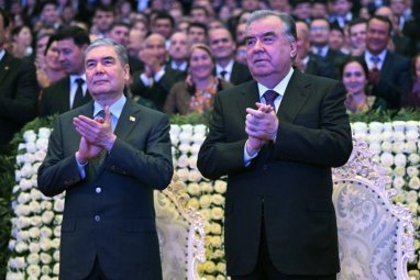 Gurbanguly Berdimuhamedow adyndaky haýyr-sahawat gaznasynyň adyndan täjik çagalaryna sowgatlar berildi