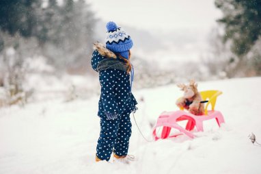 А снег идет: как гулять с маленьким ребенком зимой 